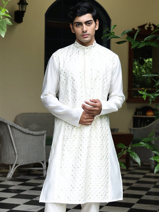 Patr
Embroidered
Kurta 
Embroidered Kurta
Ivory