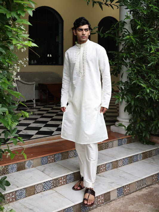 Patr
Embroidered
Kurta Set 
Embroidered Kurta Set
Ivory