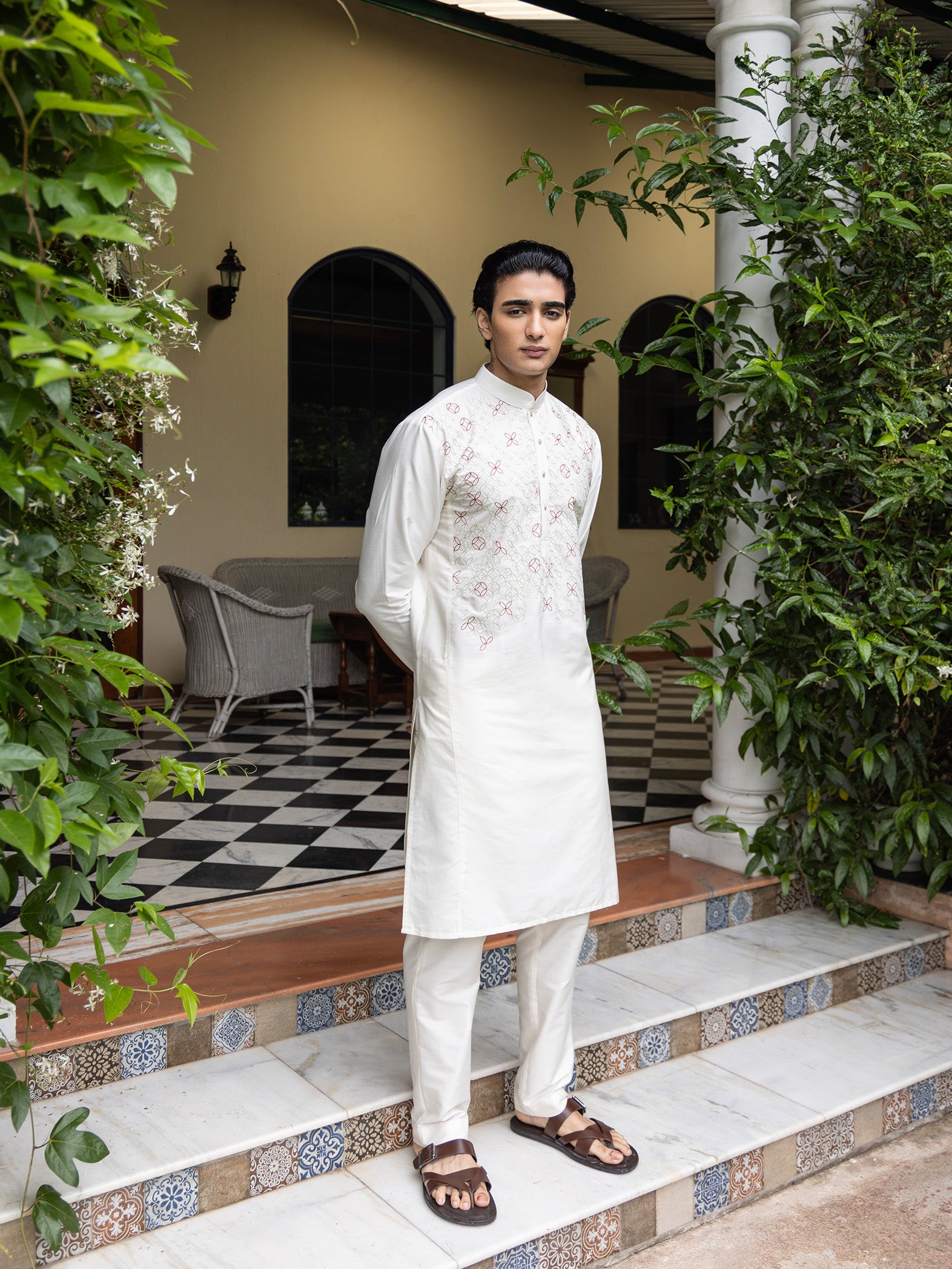 Patr
Embroidered
Kurta 
Embroidered Kurta
Ivory