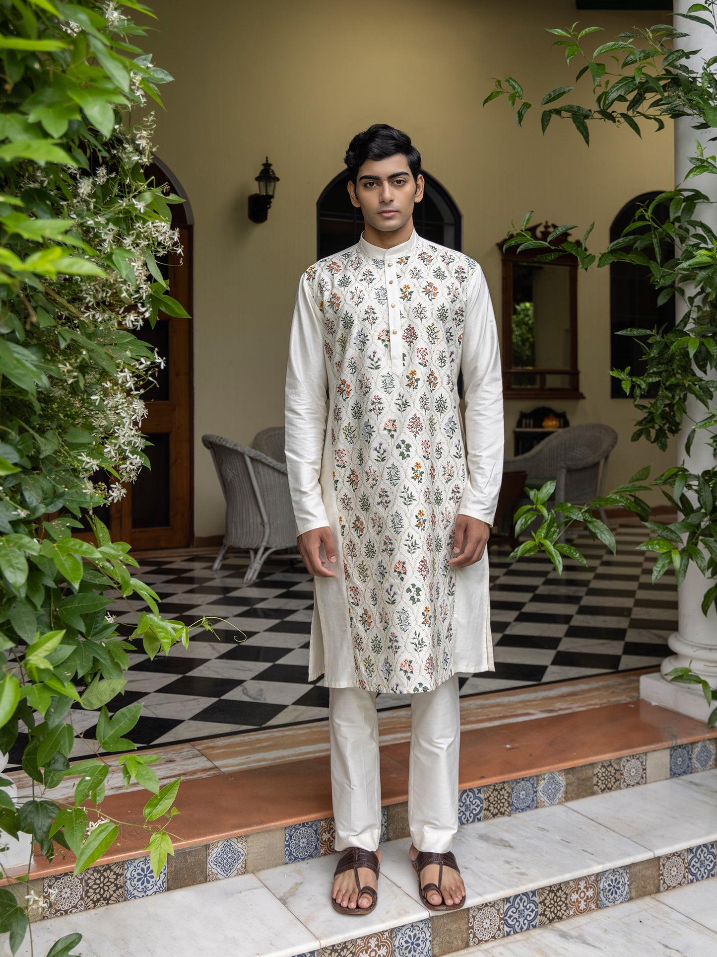 Patr
Embroidered
Kurta 
Embroidered Kurta
Ivory