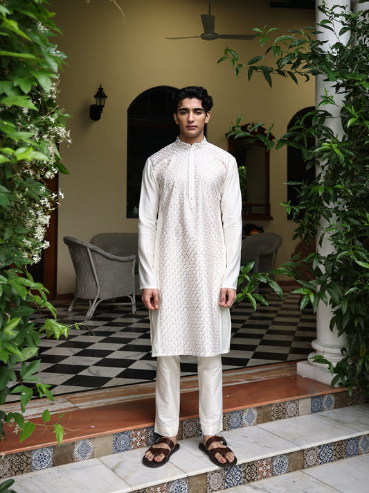 Patr
Embroidered 
Kurta Set
Embroidered Kurta Set
Ivory