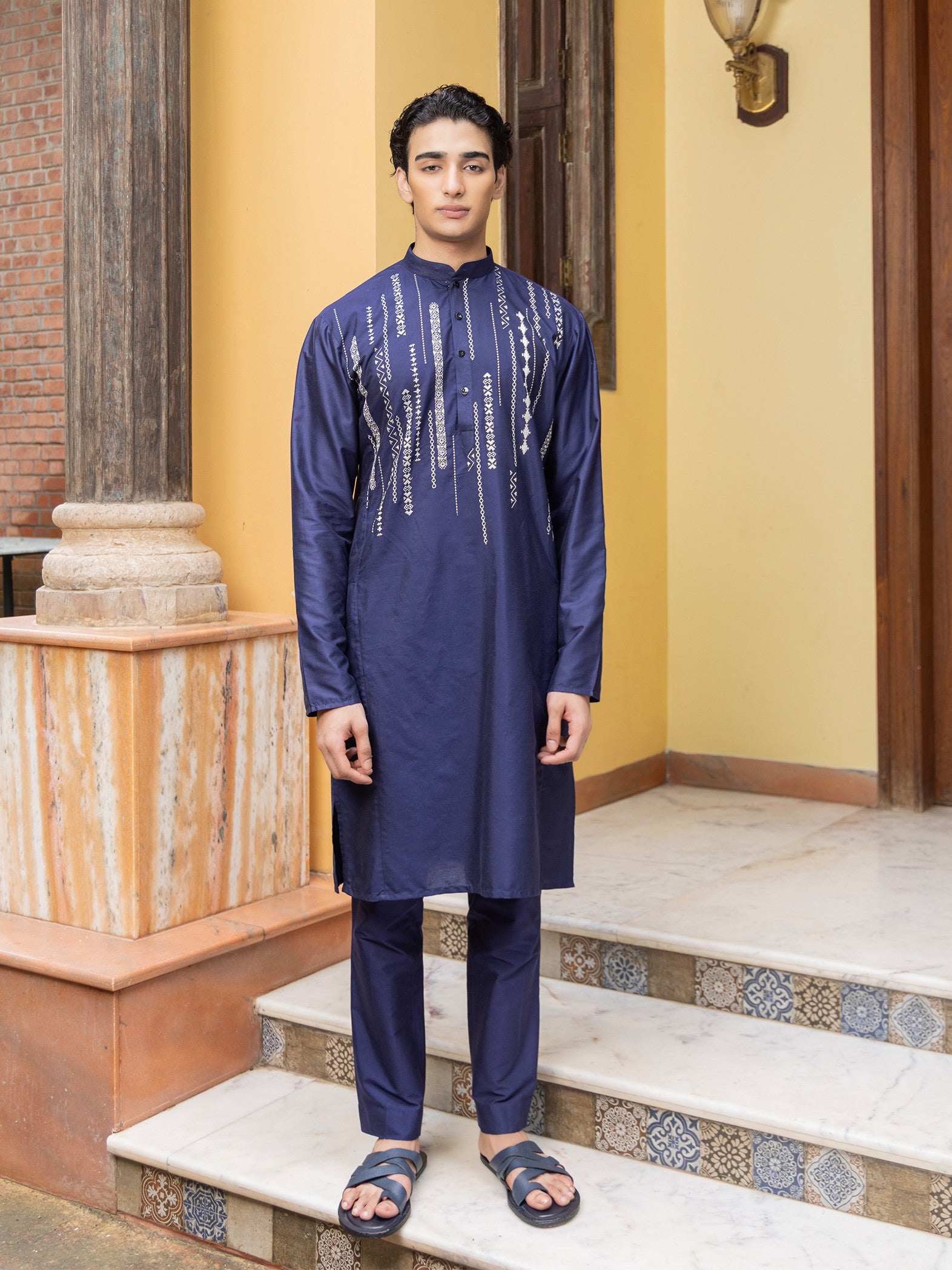 Patr
Embroidered
Kurta 
Embroidered Kurta
Blue
