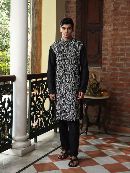 Patr
Embroidered
Kurta Set
Embroidered Kurta Set
Black