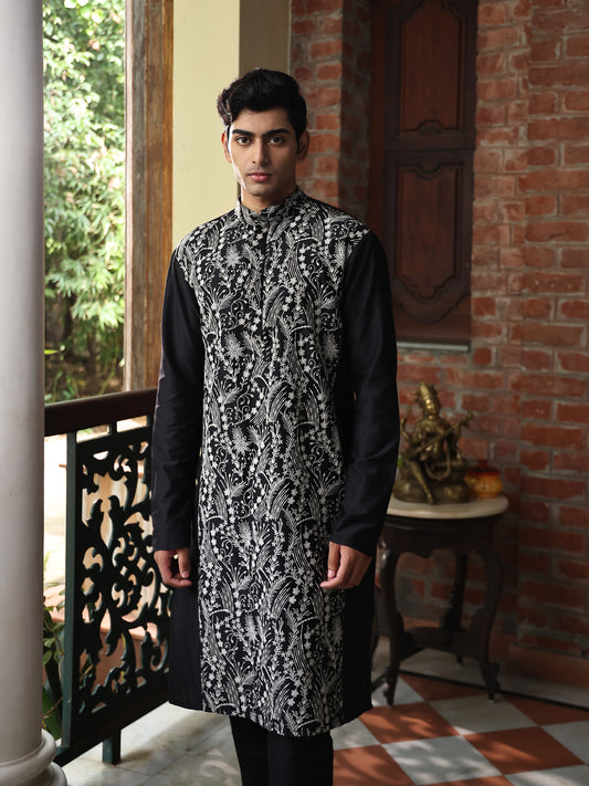 Patr
Embroidered
Kurta 
Embroidered Kurta
Black