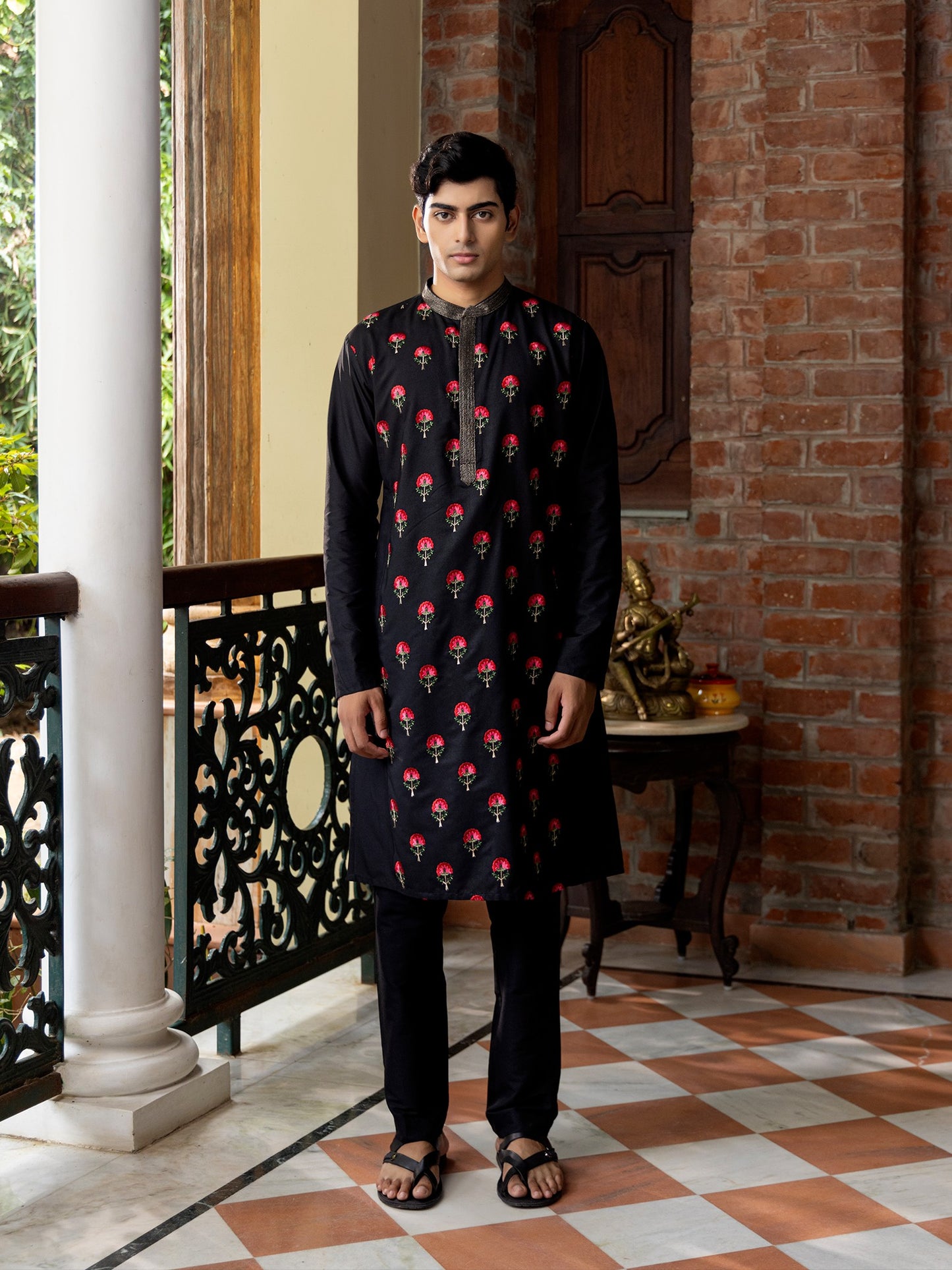 Patr
Embroidered
Kurta 
Embroidered Kurta
Black