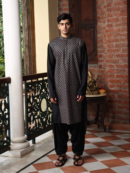 Patr
Kurta Set
Embroidered Kurta Set
Black
