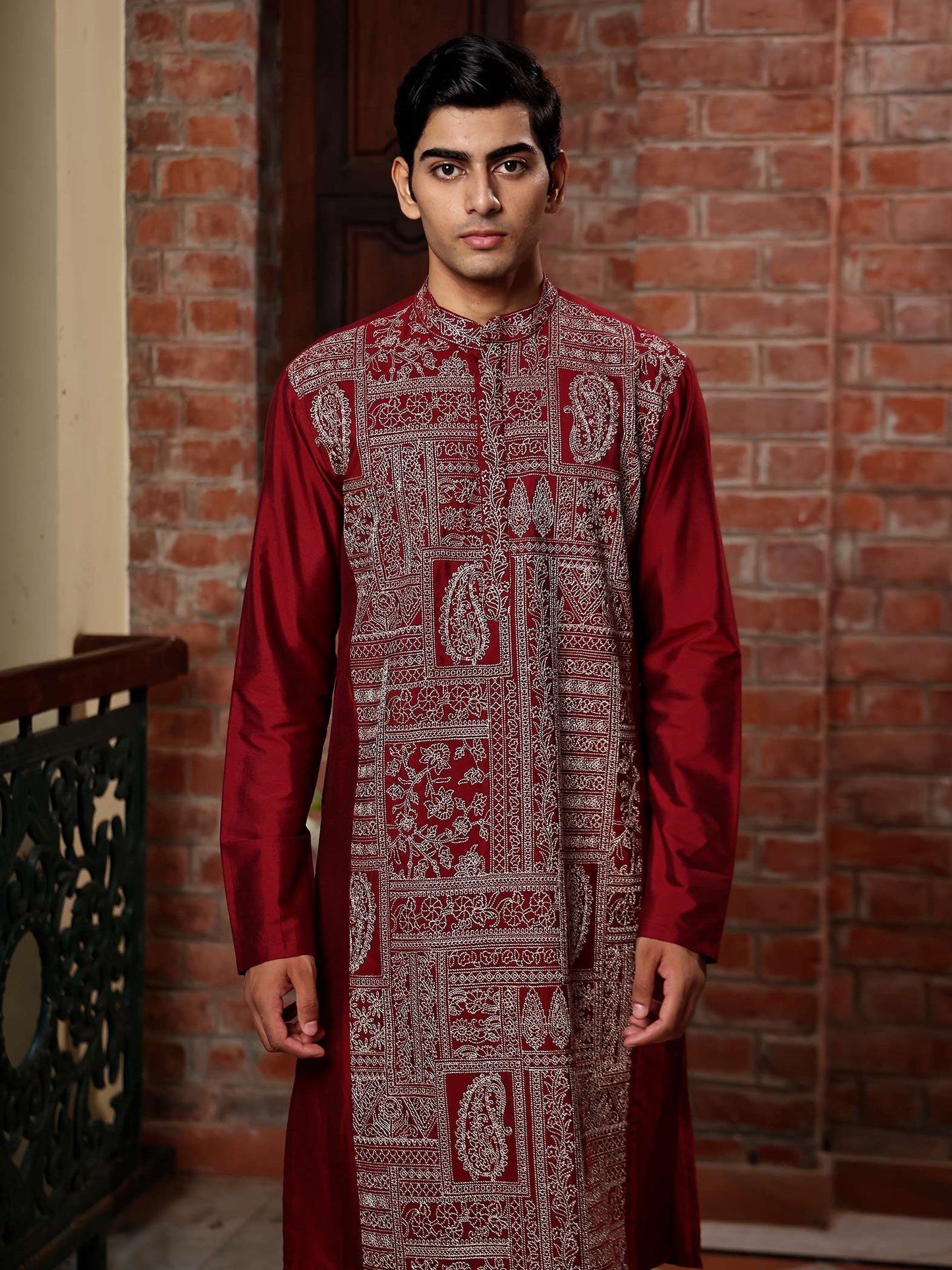 Patr
Embroidered
Kurta 
Embroidered Kurta
Wine