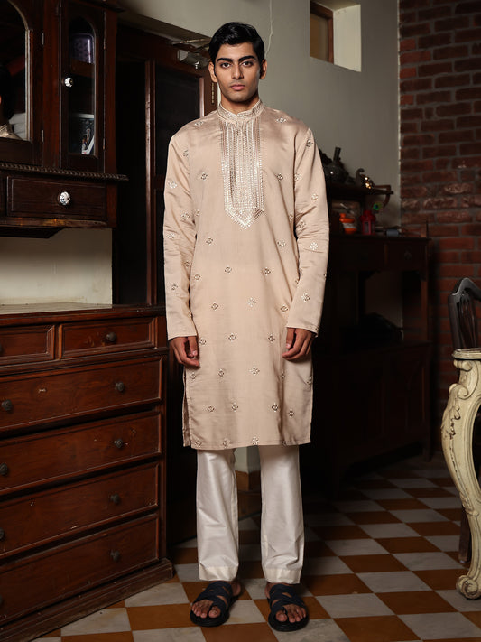 Patr
Embroidered
Kurta Set
Embroidered Kurta Set
Beige