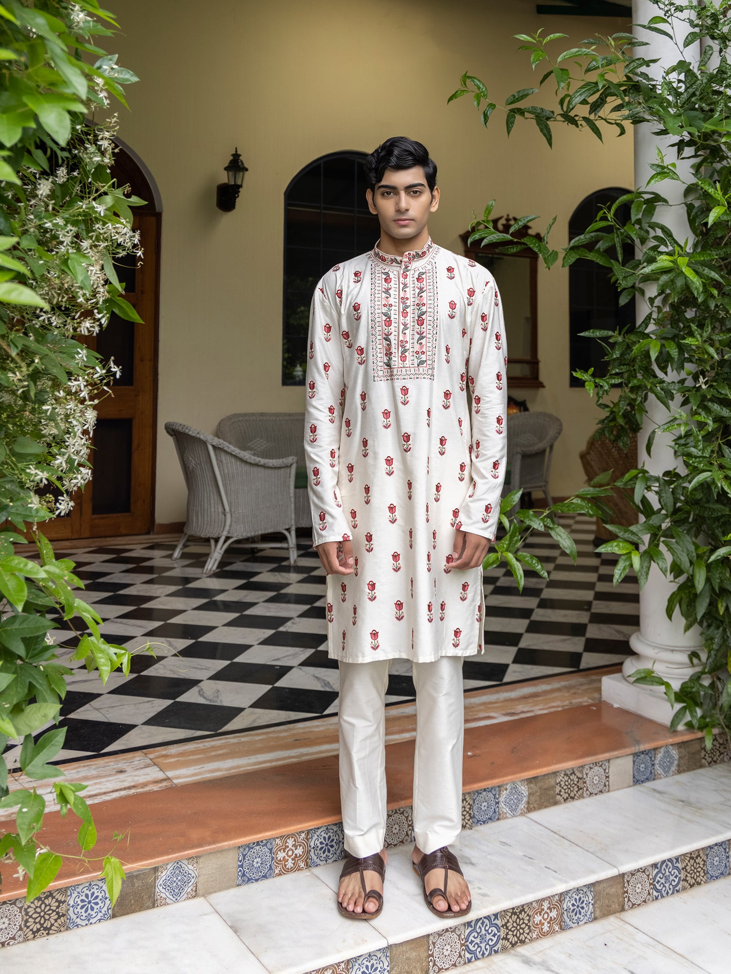 Patr
Kurta
Embroidered Kurta
Ivory