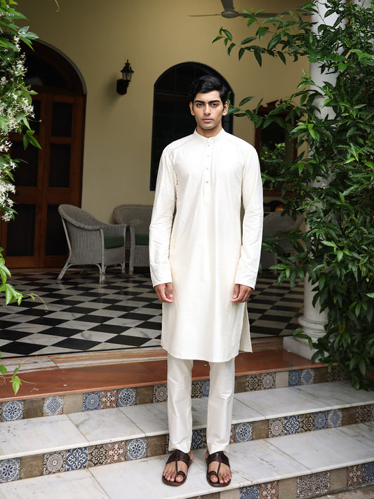 Patr
Solid
Kurta Set
Solid Kurta Set
Ivory