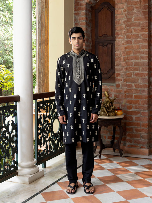 Patr
Embroidered
Kurta 
Embroidered Kurta
Black